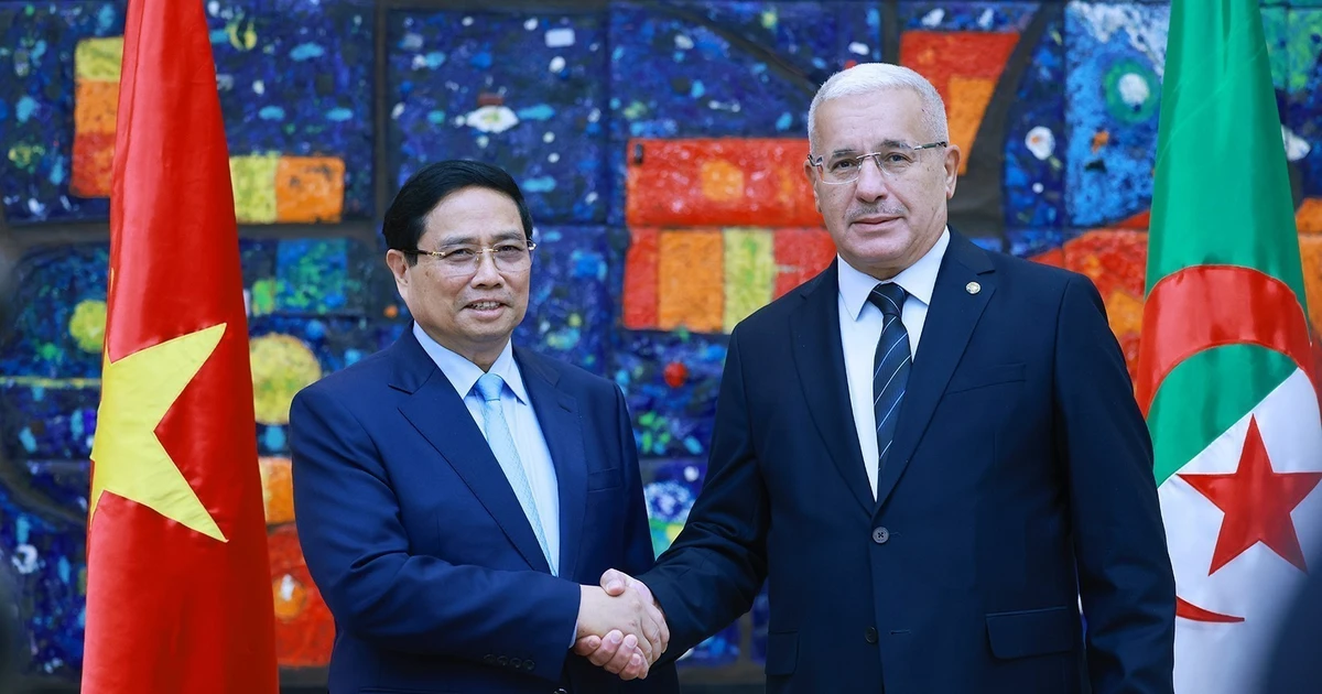 Prime Minister Pham Minh Chinh (left) meets with Ibrahim Boughali, Speaker of the National People's Assembly (APN) of Algeria, on November 20. (Photo: VNA)