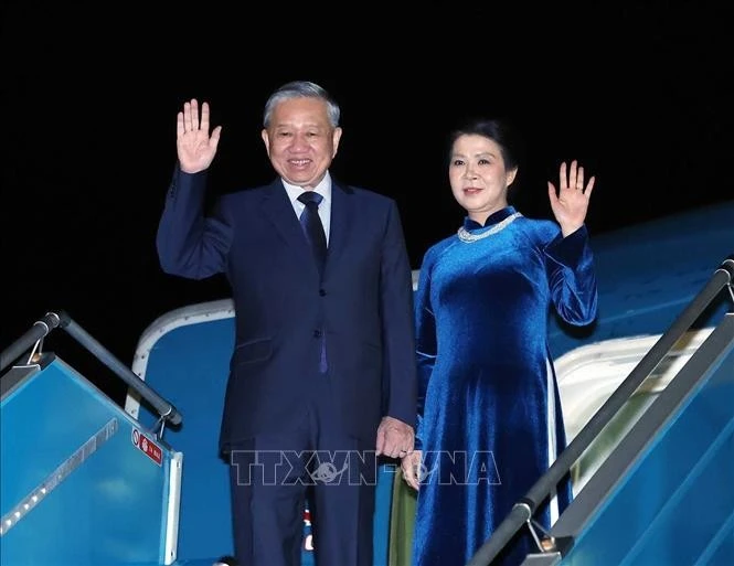 General Secretary of the Communist Party of Viet Nam (CPV) Central Committee To Lam and his spouse Ngo Phuong Ly depart Ha Noi on October 28 for a three-day official visit to the UK. (Photo: VNA)