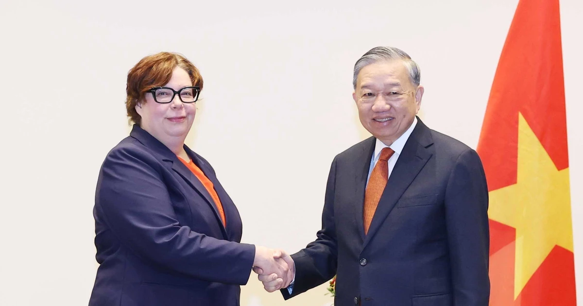 General Secretary of the Communist Party of Viet Nam (CPV) Central Committee To Lam (right) meets with Tiina Sandberg, Chairperson of the Communist Party of Finland (SKP), in Helsinki on October 22 (local time). (Photo: VNA)