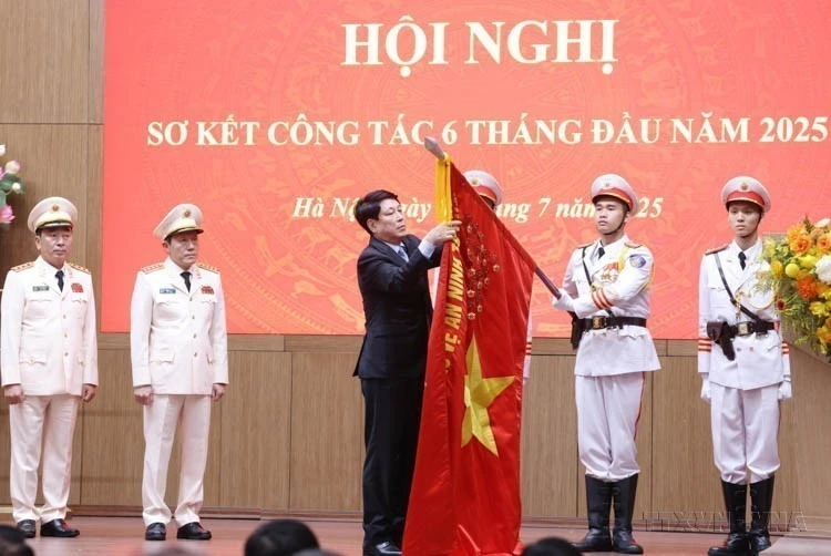 State President Luong Cuong presents the third-class Labour Order to the Ministry of Public Security (2025). (Photo: VNA)