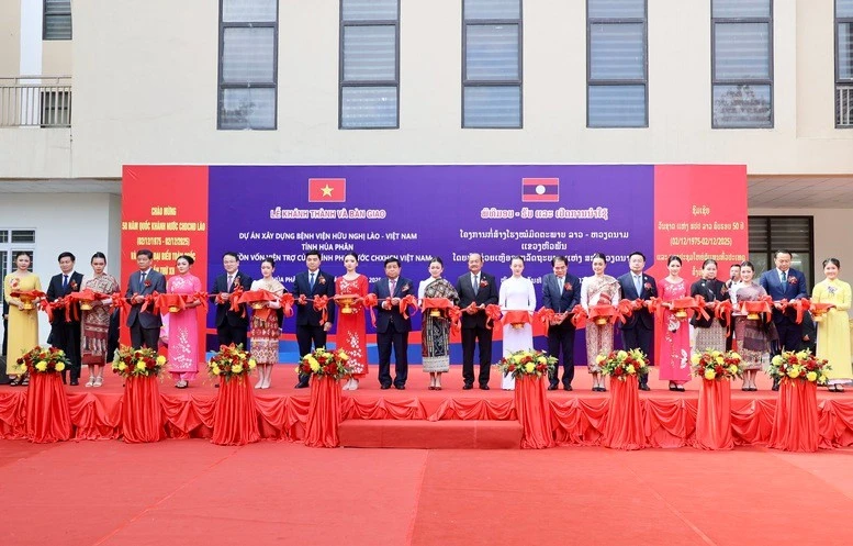 At the inauguration and handover ceremony of the Laos-Viet Nam friendship hospital in Houaphanh province, northern Laos, on December 4. (Photo: baochinhphu.vn)
