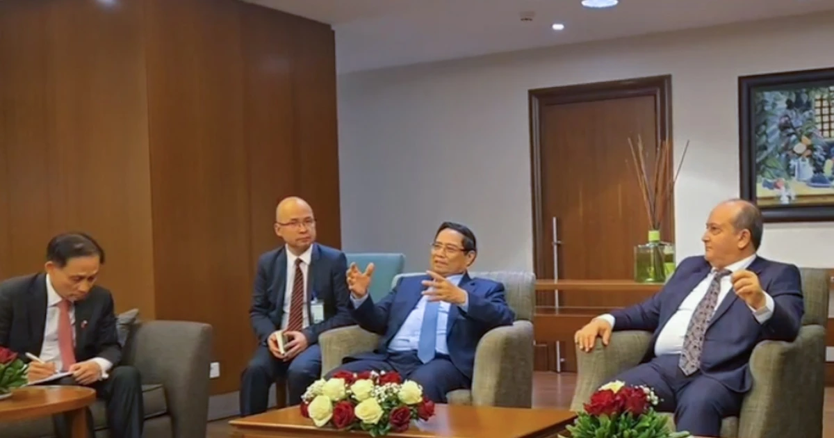 Vietnamese Prime Minister Pham Minh Chinh and his Algerian counterpart Sifi Ghrieb co-chair a working session with ministries, agencies and businesses from both countries. (Photo: VNA)