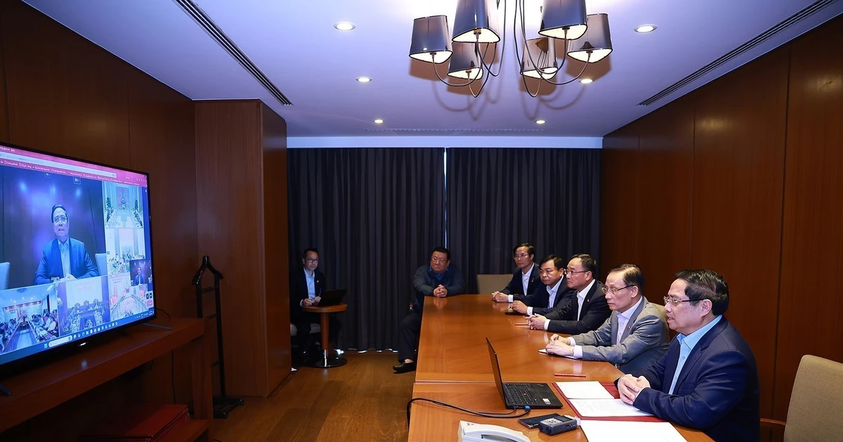 Prime Minister Pham Minh Chinh chairs an emergency online meeting with representatives of ministries, agencies and localities on urgent measures to respond to heavy rains, floods, and other natural disasters in several central provinces on November 20. (Photo: VNA)