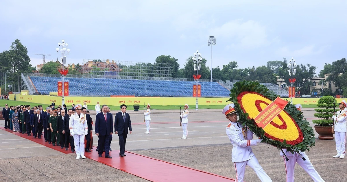 A delegation of incumbent and former Party and State leaders, together with representatives of ministries and agencies, pay tribute to President Ho Chi Minh at his mausoleum in Hanoi on August 17. (Photo: VNA)