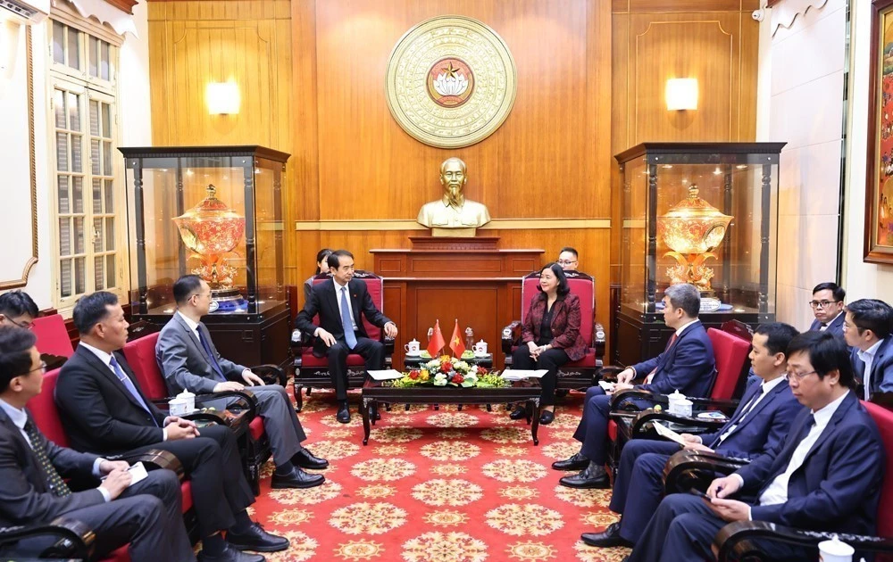 At the meeting between Bui Thi Minh Hoai, President of th N Vietnam Fatherland Front (VFF) Central Committee, and Chinese Ambassador to Vietnam He Wei on December 4. (Photo: VNA)