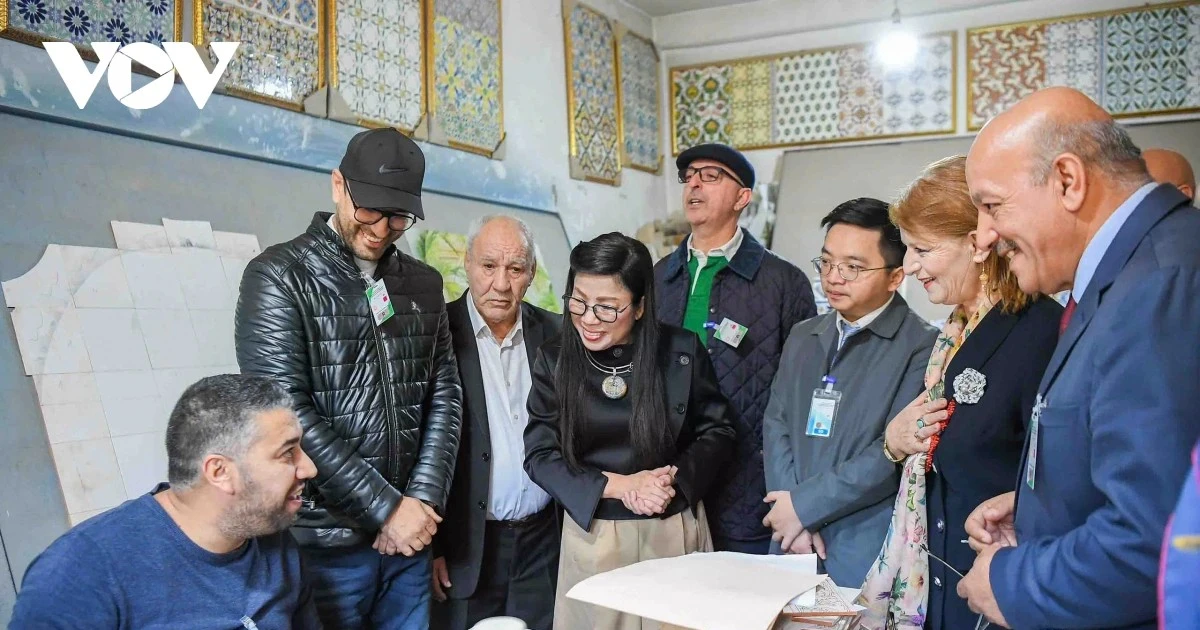 Le Thi Bich Tran, Prime Minister Pham Minh Chinh’s spouse, is briefed on the centre's activities and the daily lives of the children there. (Photo: VNA)