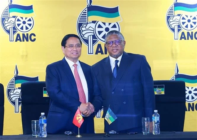 Prime Minister Pham Minh Chin (left) and ANC Secretary General Fikile Mbalula at their meeting in Johannesburg on the afternoon of November 21 (local time) (Photo: VNA)
