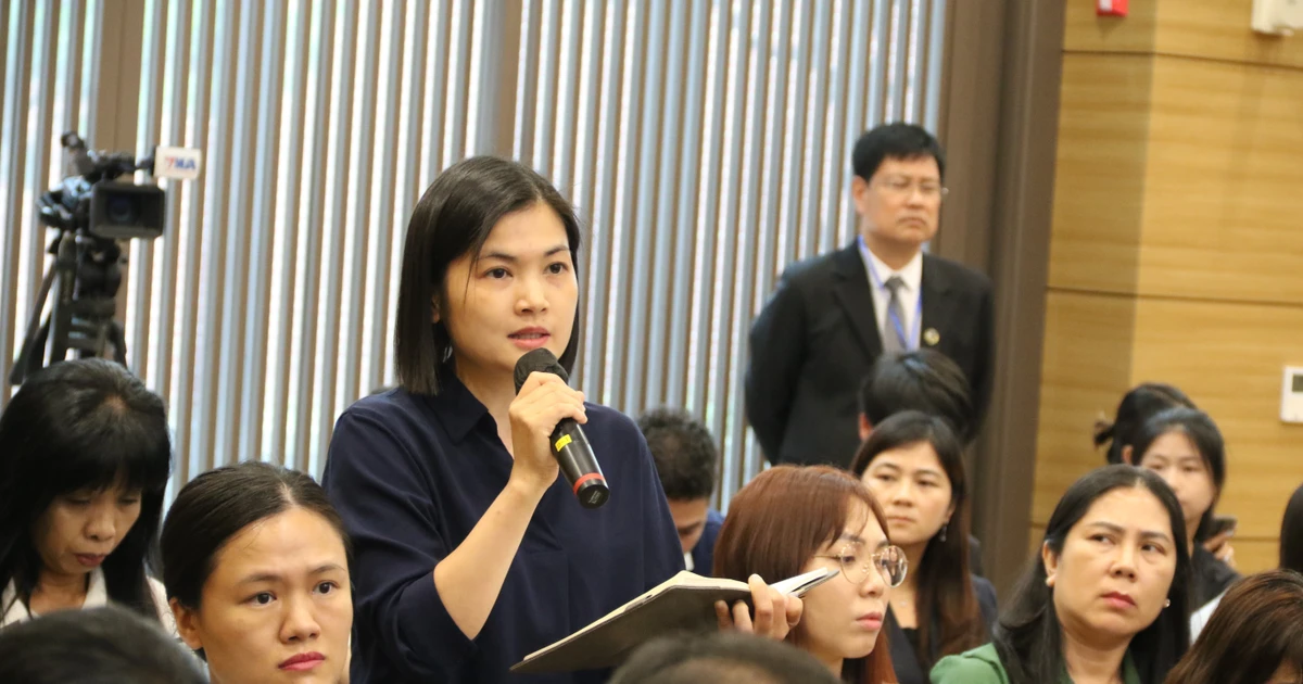 A Vietnamese in the Republic of Korea raises her question at the event (Photo: VNA)