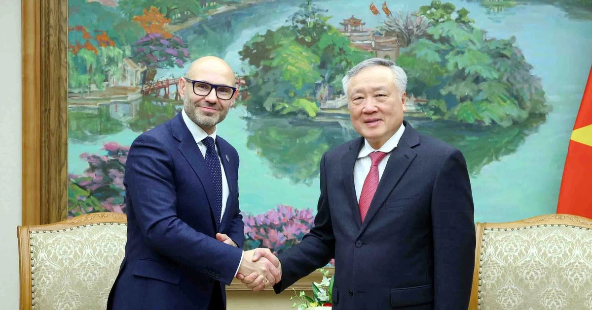 Permanent Deputy PM Nguyen Hoa Binh (R) and Dr. Marcin Czepelak, Secretary-General of the Permanent Court of Arbitration (Photo: VNA)