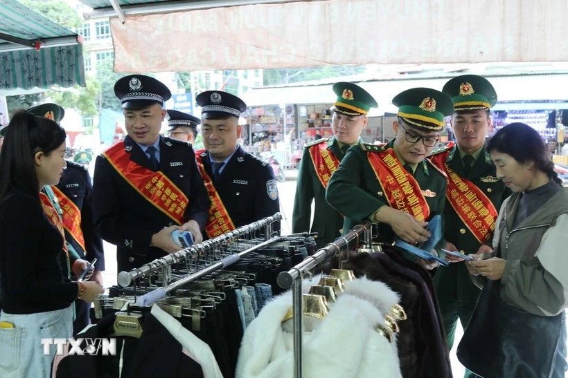 Vietnamese, Chinese border guards disseminate laws in Lang Son's Tan Thanh market (Photo: VNA)