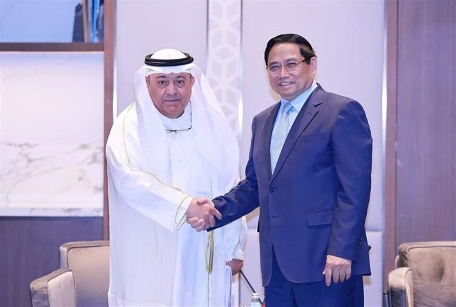 Prime Minister Pham Minh Chinh receives Kuwait's Minister of Oil Tariq Suleiman Al-Roumi. (Photo: VNA)