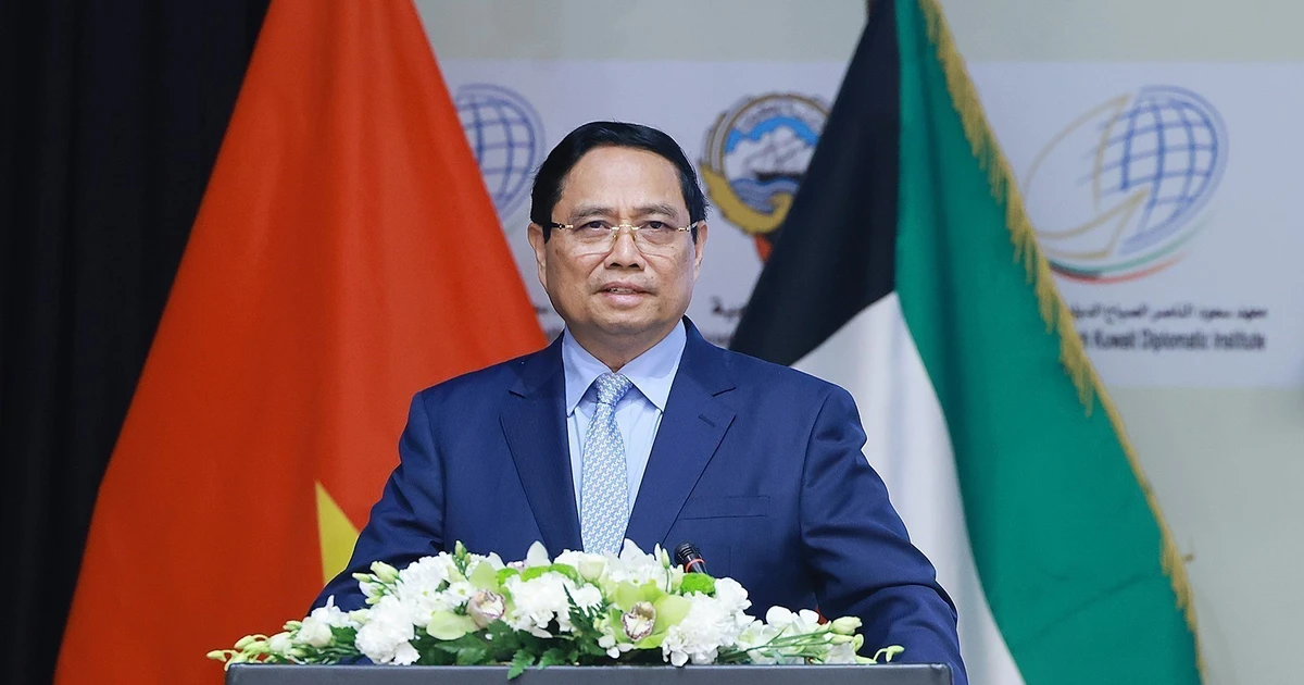 Vietnamese Prime Minister Pham Minh Chinh delivers a policy speech at the Kuwait Diplomatic Institute on November 18. (Photo: VNA)