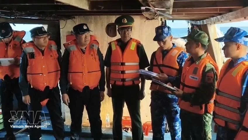 Vietnam hands over rescued fishermen, vessels to Chinese authorities