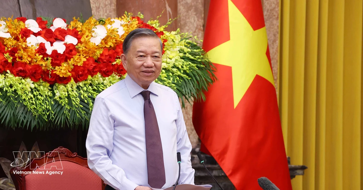 Top leader calls on the press to continue accompanying nation in new development phase