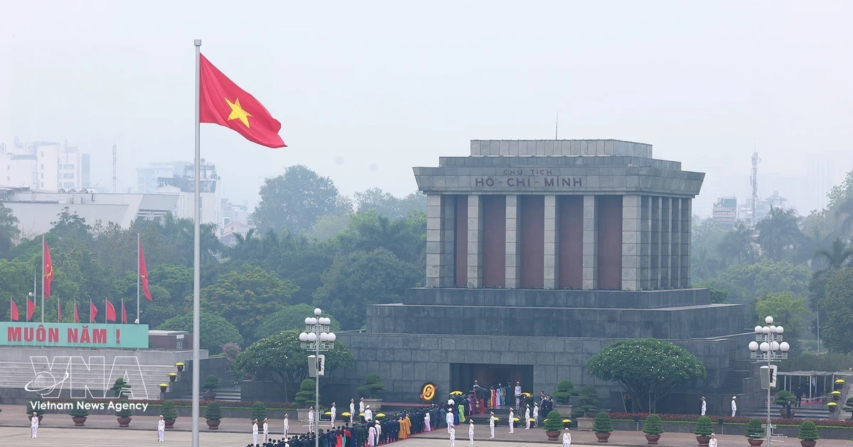 Gallery - 16th NA deputies pay tribute to President Ho Chi Minh | Vietnam+ (VietnamPlus)