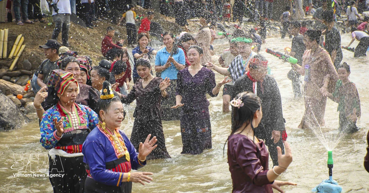 Vibrant cultural spirit at Lao Water Splashing Festival in Dien Bien