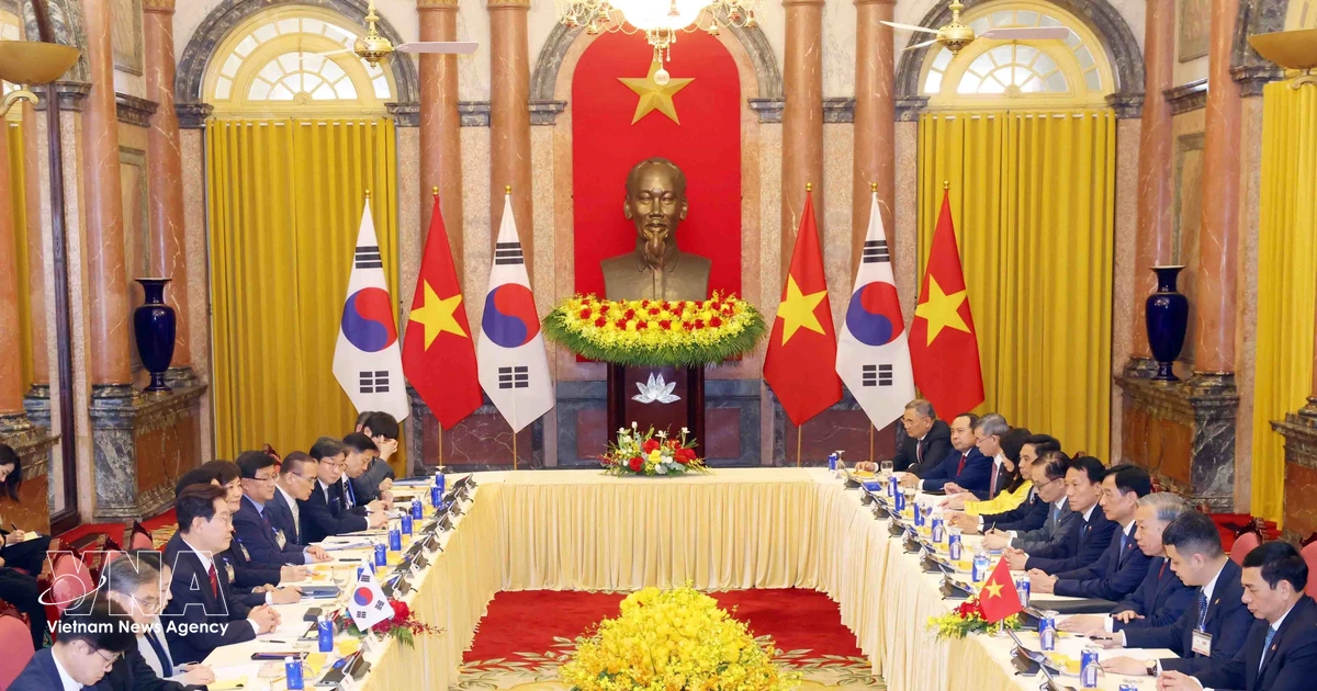 Vietnamese, Republic of Korean top leaders hold talks in Hanoi