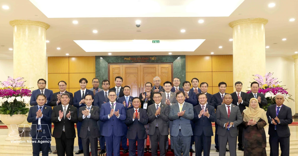 Senior Party official receives representatives of Southeast Asian political parties