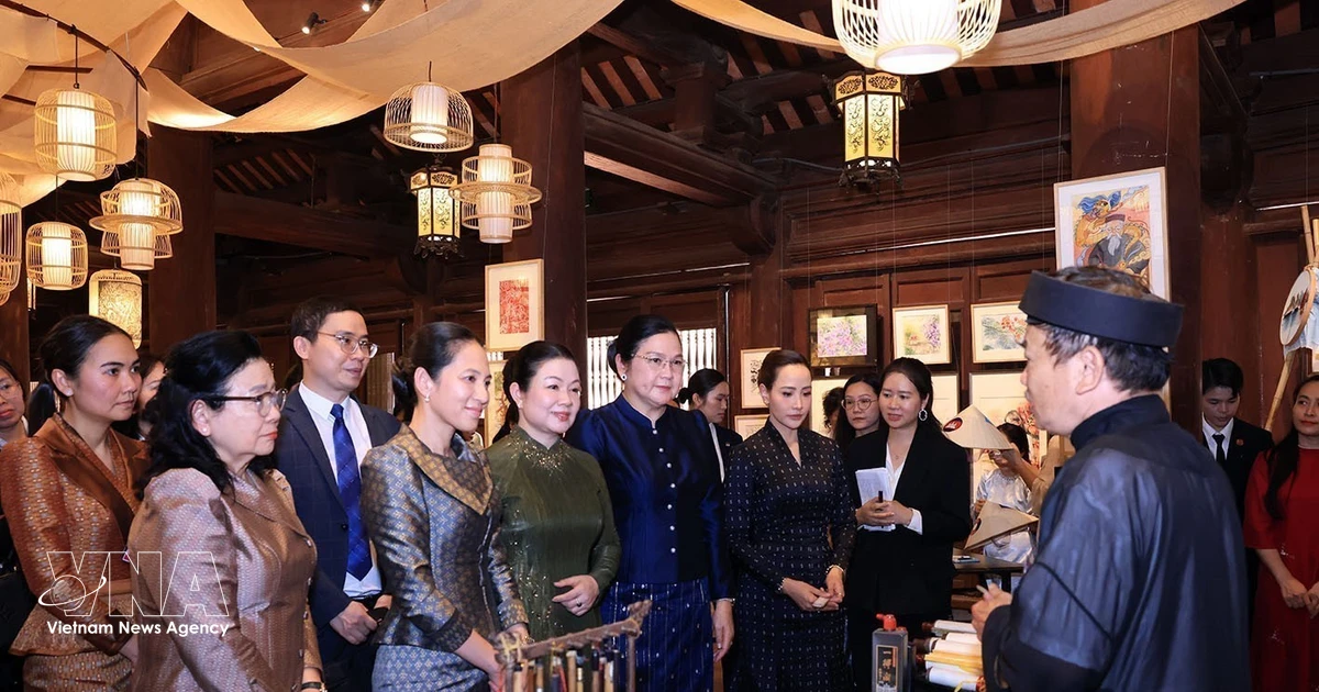 Spouses of Vietnamese, Lao, Cambodian, Thai PMs tour Hanoi’s Temple of Literature
