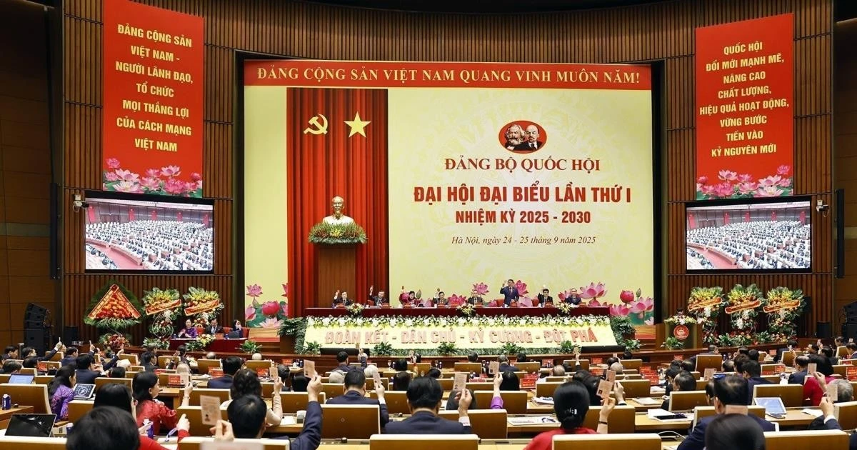 Delegates vote to adopt the resolution of the first Congress of the National Assembly (NA)’s Party Organisation for the 2025 – 2030 tenure. (Photo: VNA)