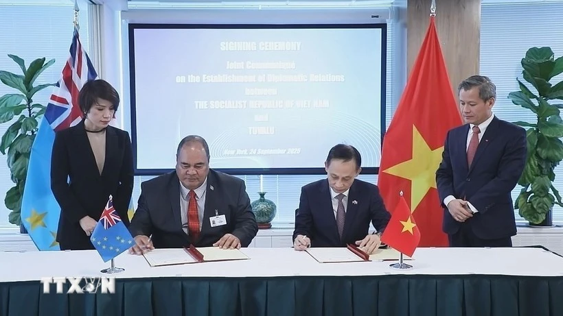 Acting Minister of Foreign Affairs of Viet Nam Le Hoai Trung (right) and Tuvaluan Minister of Foreign Affairs, Labour, and Trade Paulson Panapa ink a joint communiqué on the establishment of diplomatic ties between the two countries (Photo: VNA)
