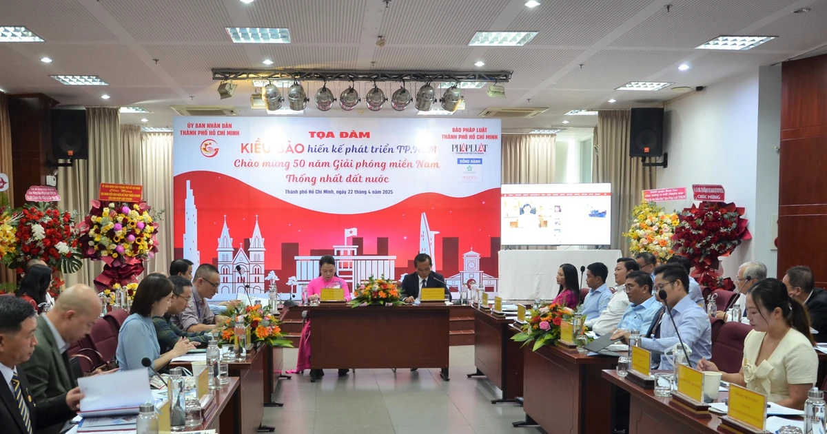 An overview of a seminar gathering overseas Vietnamese community's ideas for national development in Ho Chi Minh City on the occasion of the 50th anniversary of National Reunification (Photo: VNA)