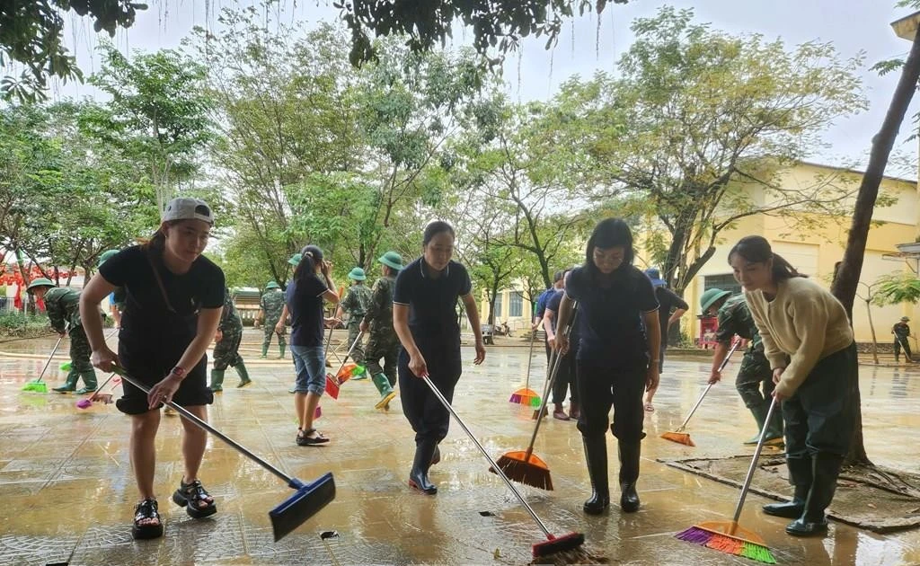 Urgent efforts are underway to clean up schools after floodwater recedes. (Photo: VNA)