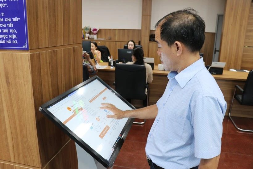 Ha Noi will provide assistance with online administrative procedures for the elderly, disadvantaged groups, and others requiring support in accessing public services digitally. (Illustrative photo: VNA)