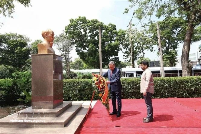 Vietnamese top leader lays flowers at President Ho Chi Minh Statue in Colombo