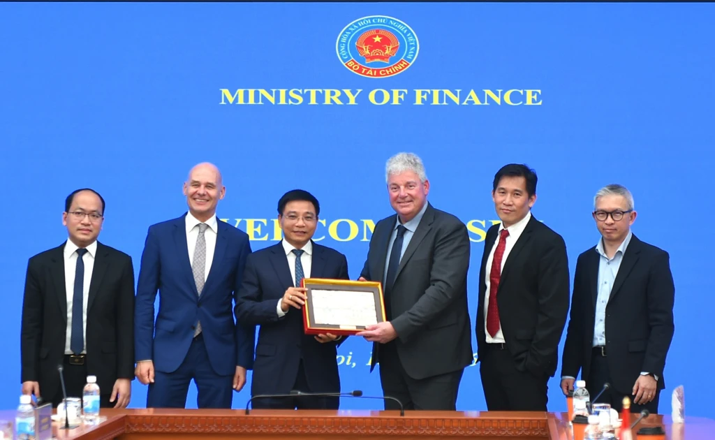 Vietnam seeks cooperation with ASML to develop semiconductor industry