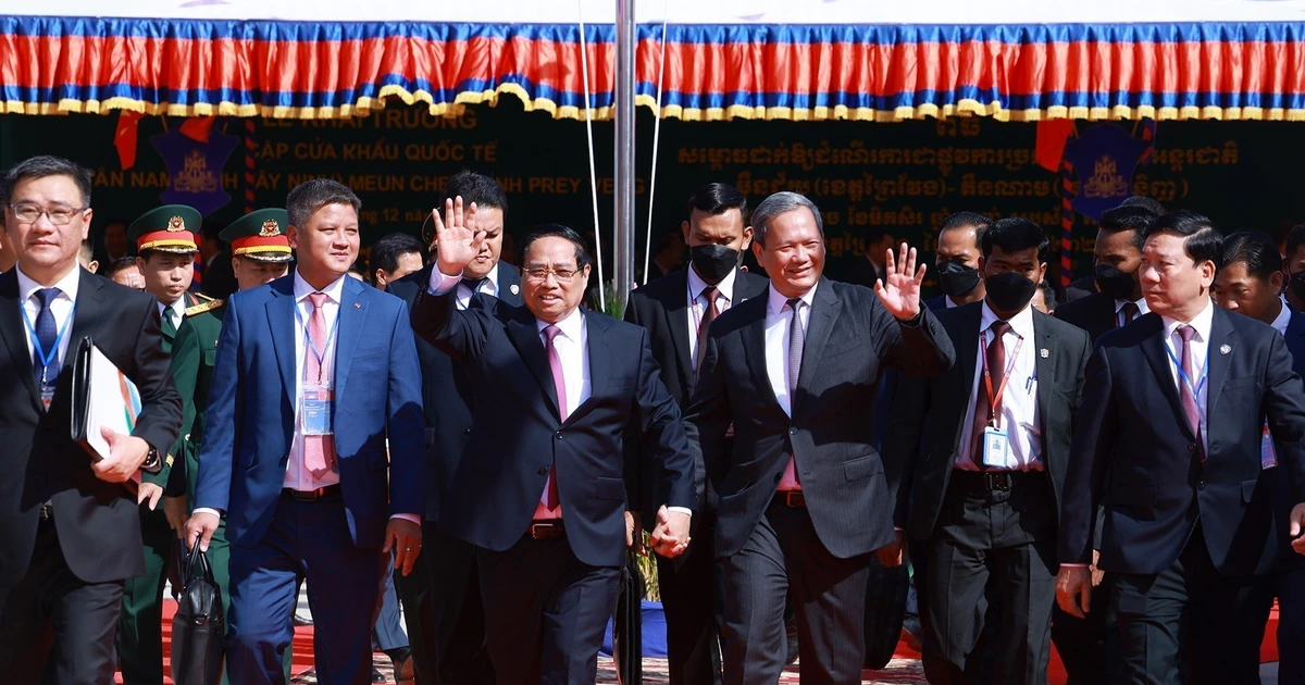 Vietnamese, Cambodian PMs inaugurate Tan Nam-Meun Chey int’l border gate pair