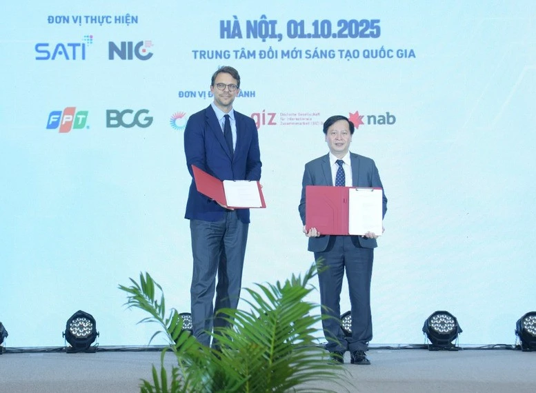 The State Agency for Technology and Innovation under the Ministry of Science and Technology (MoST) and the German Agency for International Cooperation (GIZ) ink an agreement to deploy the project “Clean, Affordable, and Secure Energy for Southeast Asia implemented in Viet Nam” (CASE Viet Nam), on October 1, 2025 in Ha Noi. (Photo: VNA)