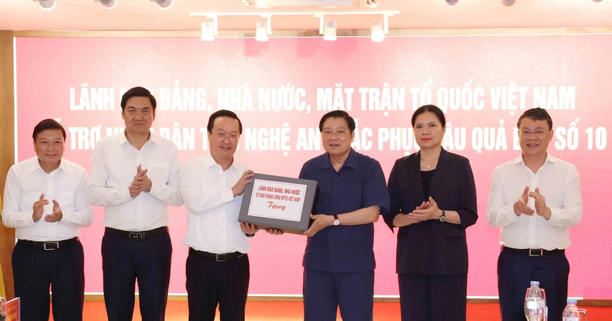 Politburo member Phan Dinh Trac hands over assistance from Party, State and Viet Nam Fatherland Front leaders to people of the central province of Nghe An (Photo: VNA) 