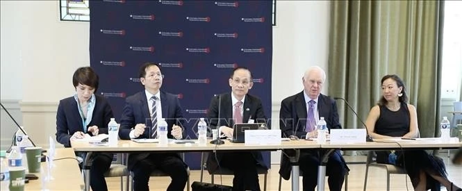 Acting Foreign Minister Le Hoai Trung (C) participates in a policy dialogue session organised by the Weatherhead East Asian Institute at Columbia University, on September 23 (US time). (Photo: VNA)