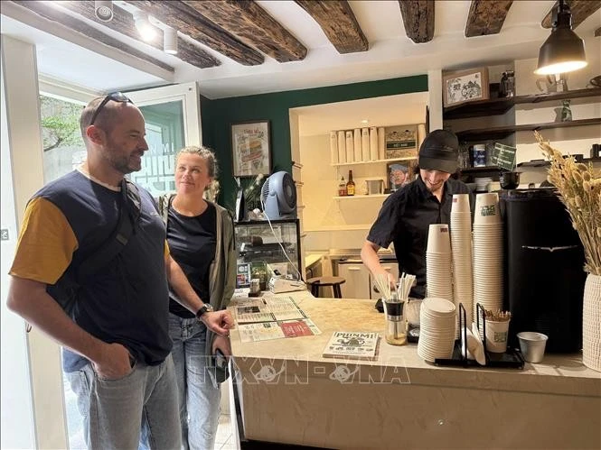 French customers visit “PHIN MI” to savour coffee rich in Vietnamese flavour. (Photo: VNA)