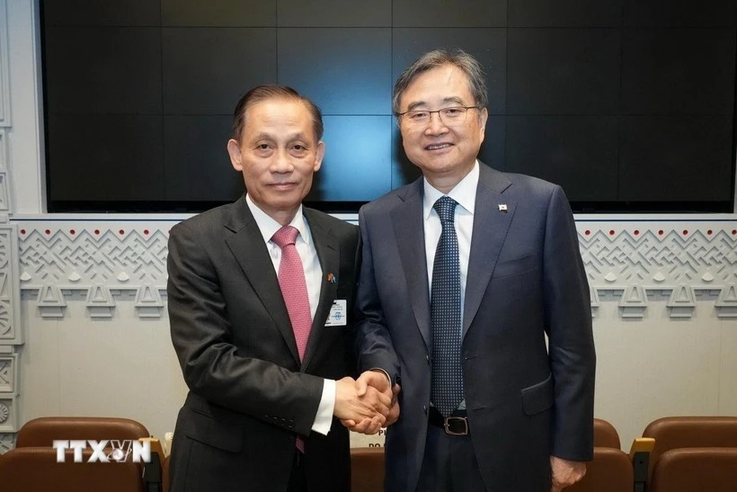 Vietnamese Acting Minister of Foreign Affairs Le Hoai Trung (L) and RoK Minister of Foreign Affairs Cho Hyun (Photo: VNA)
