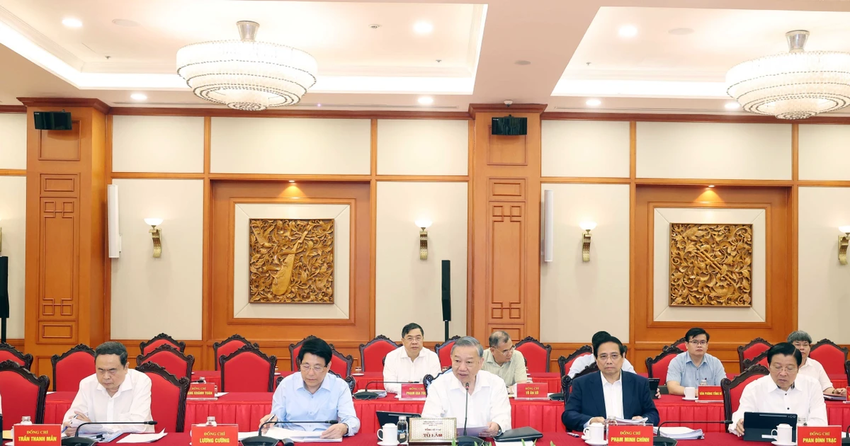 Party General Secretary To Lam presides over the working session between the Politburo and the Standing Board of the Party Committee of the Central Party Agencies on September 9. (Photo: VNA) 