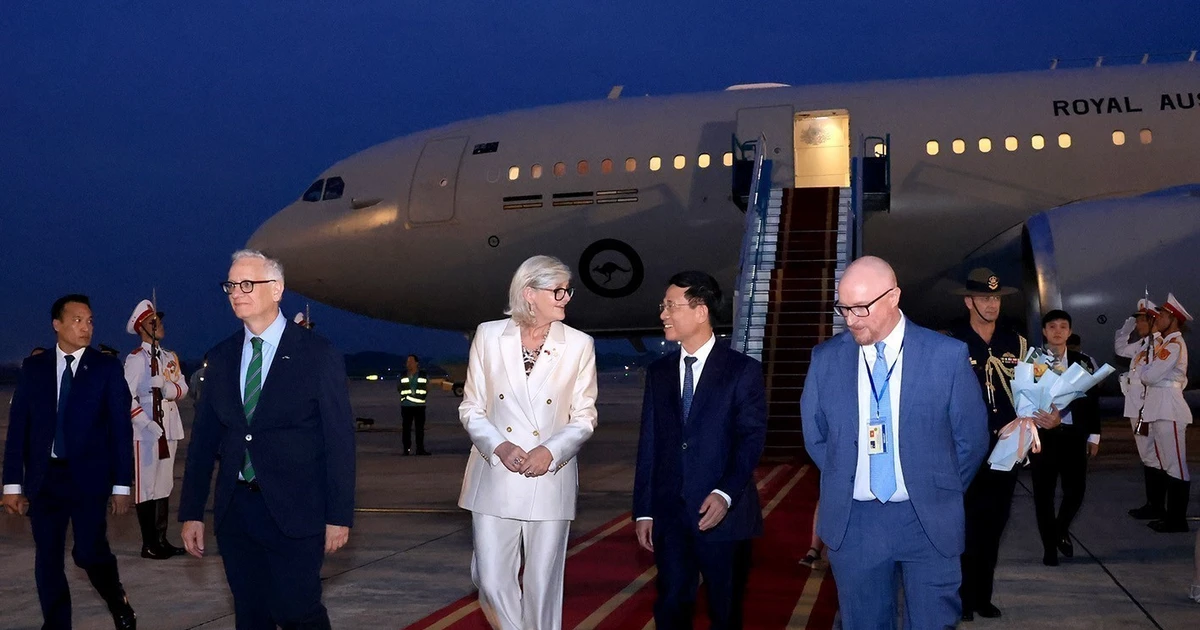 Minister of Science and Technology Nguyen Manh Hung welcomes the Australian delegation at Noi Bai International Airport on September 9. (Photo: VNA) 