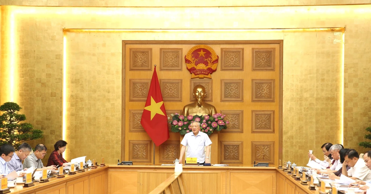 Permanent Deputy Minister Nguyen Hoa Binh presides over a meeting on September 9 o assess the enforcement of laws on decentralisation, delegation of authority, and delineation of responsibilities. (Photo: VNA) 
