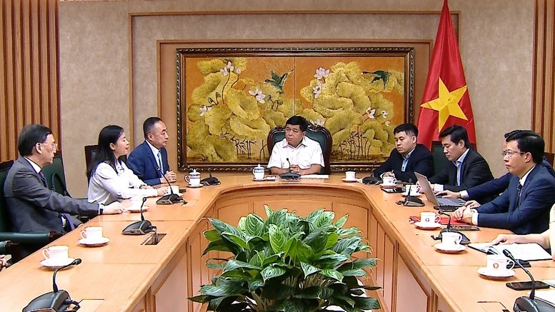 Deputy Prime Minister Nguyen Chi Dung (centre) receives a delegation from the World Laureates Association Development Foundation (WLA Development Foundation) in Ha Noi on September 25. (Photo: baochinhphu.vn)