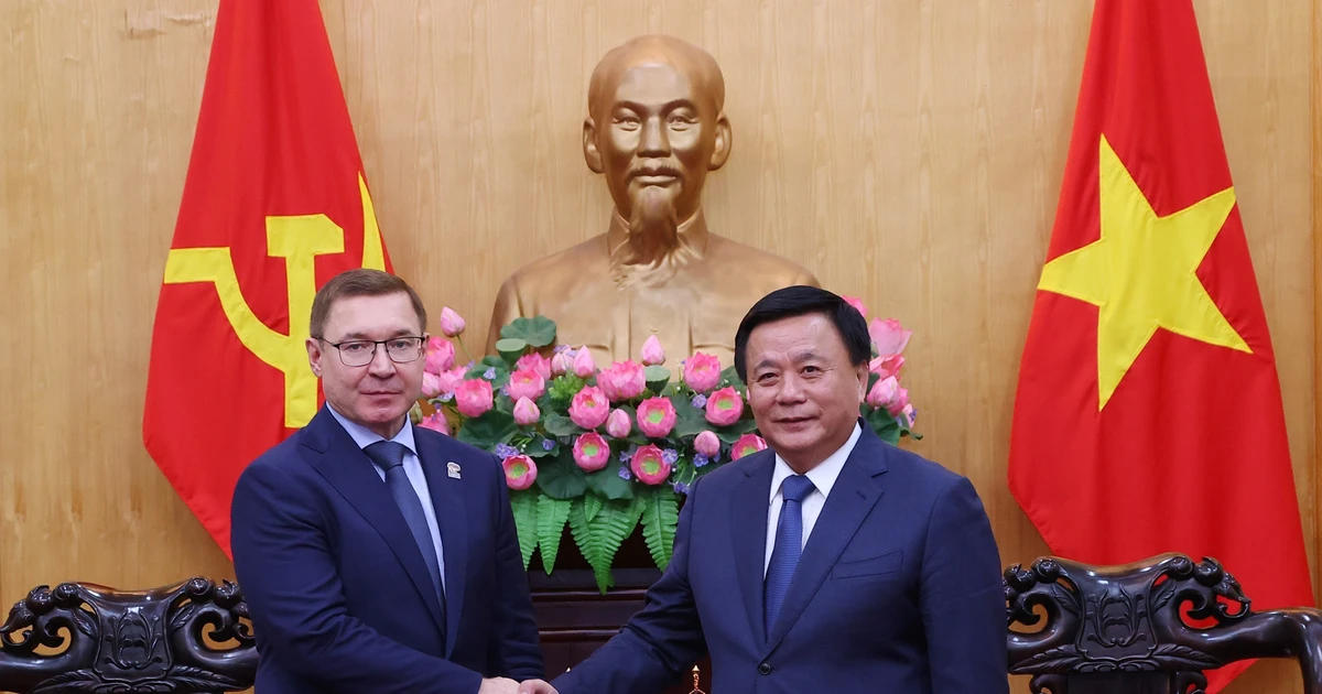Politburo member Nguyen Xuan Thang, President of the Ho Chi Minh National Academy of Politics and Chairman of the Central Theory Council (R) and Vladimir Yakushev, Secretary of the General Council of the United Russia Party (URP) and First Vice Chairman of the Federation Council of the Russian Federal Assembly (Photo: VNA)