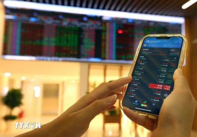 Viet Nam sets the target of transforming its stock market into an important channel for medium- and long-term capital mobilisation. (Photo: VNA)