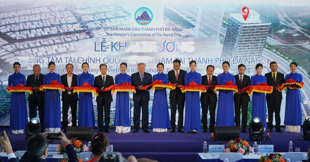 Delegates cut the ribbon to inaugurate the IFC Da Nang. (Photo: VNA)