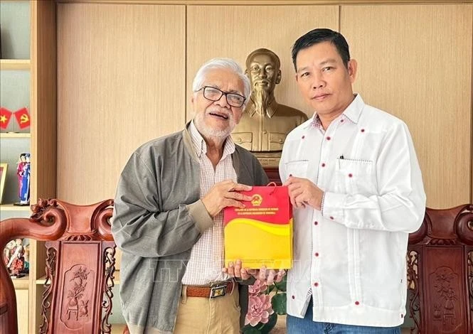 Vietnamese Ambassador to Venezuela Vu Trung My (R) presents a gift to former Venezuelan Ambassador to Viet Nam Jorge Rondón Uzcátegui (Photo: the Vietnamese Embassy in Venezuela)