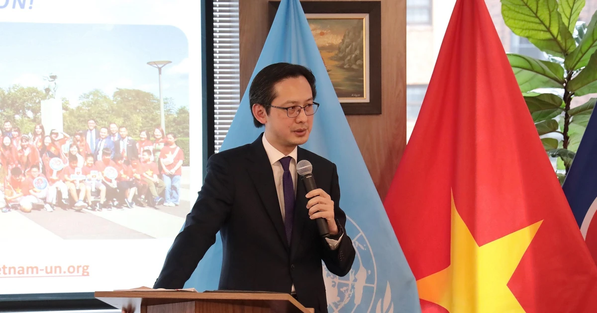 Ambassador Do Hung Viet, Permanent Representative of Vietnam to the United Nations, speaks at the briefing. (Photo: VNA)