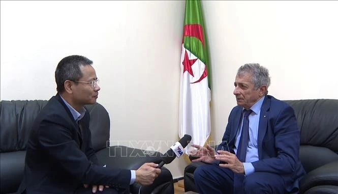 Mourad Lamoudi (R), member in charge of external relations of the Central Committee of the National Liberation Front (FLN) grants an interview to the Viet Nam News Agency (VNA)’s correspondent in Algiers (Photo: VNA)