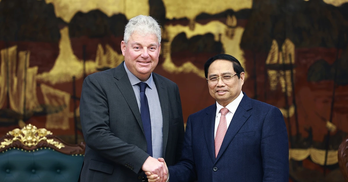 PM urges world’s leading semiconductor group to set up R&D centre in Vietnam