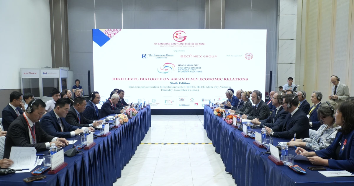 At the meeting between Chairman of the HCM City People’s Committee Nguyen Van Duoc and Italian Ambassador to Vietnam Marco Della Seta (Photo: VNA)