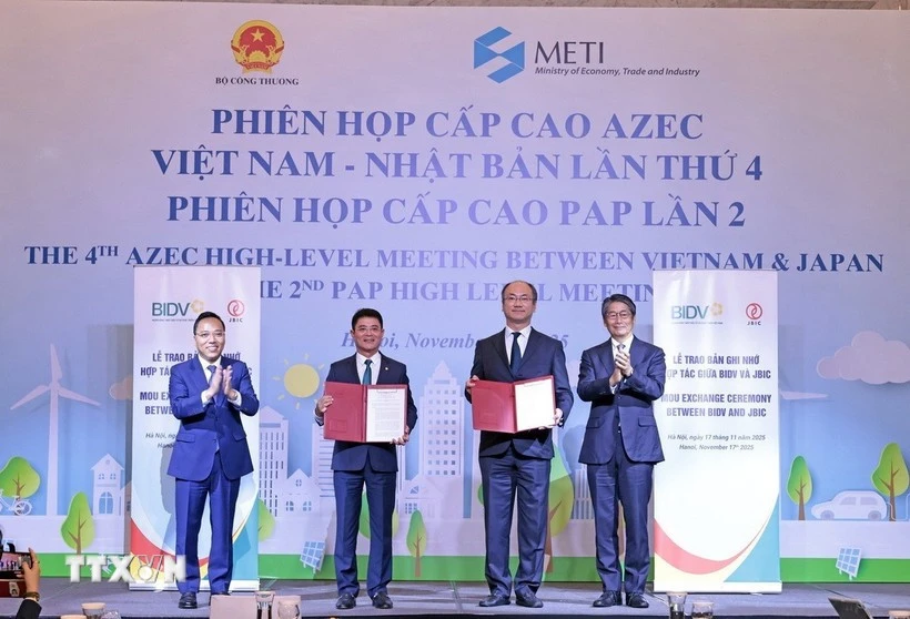 The Bank for Investment and Development of Viet Nam (BIDV) and the Japan Bank for International Cooperation (JBIC) exchange their MoU on cooperation at the meetings. (Photo: VNA)