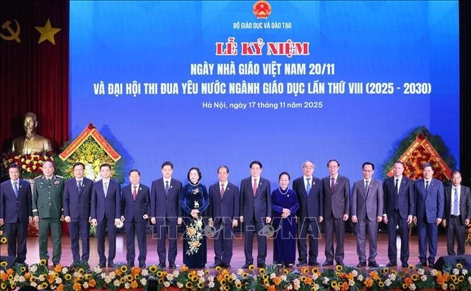 State President Luong Cuong (eighth from right) and other delegates at the ceremony to celebrate Vietnamese Teachers’ Day (November 20) and the 8th Patriotic Emulation Congress of the education sector. (Photo: VNA)